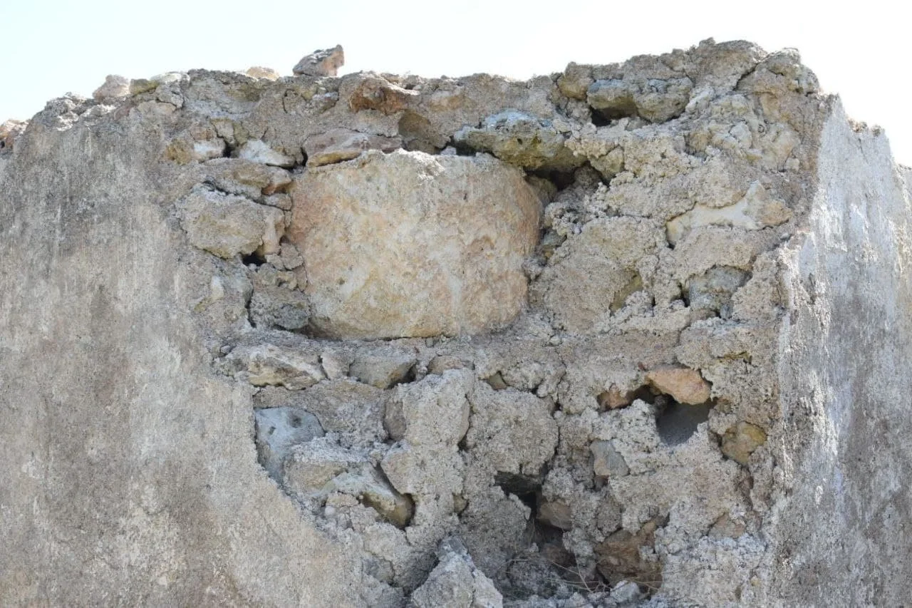 Sillares de piedra en las ruinas del cortijo Batllés, Huércal de Almería. Foto de Arturo Ortiz