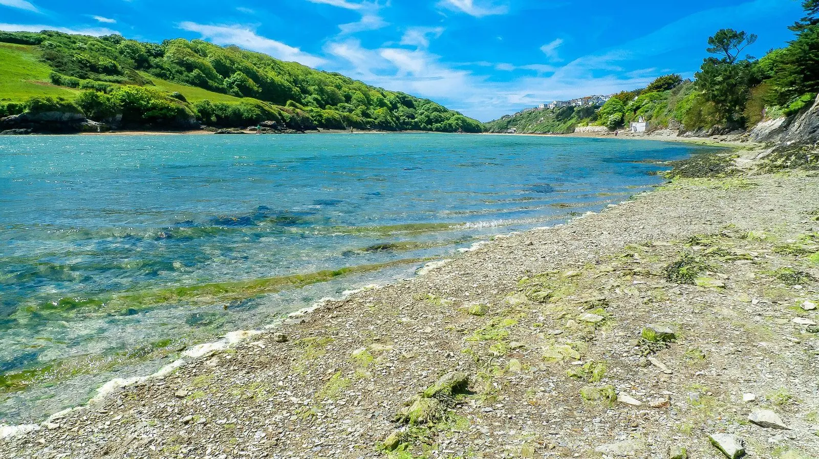 Estuario del río Gannel junto a Newquay, con orillas verdes y el mar al fondo