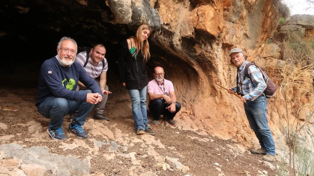 Abrigo rocoso y petroglifo. Con el grupo expedicionario, de izquierda a derecha: Juanjo, Rafa, Bea, Adolfo y Manuel Ochando
