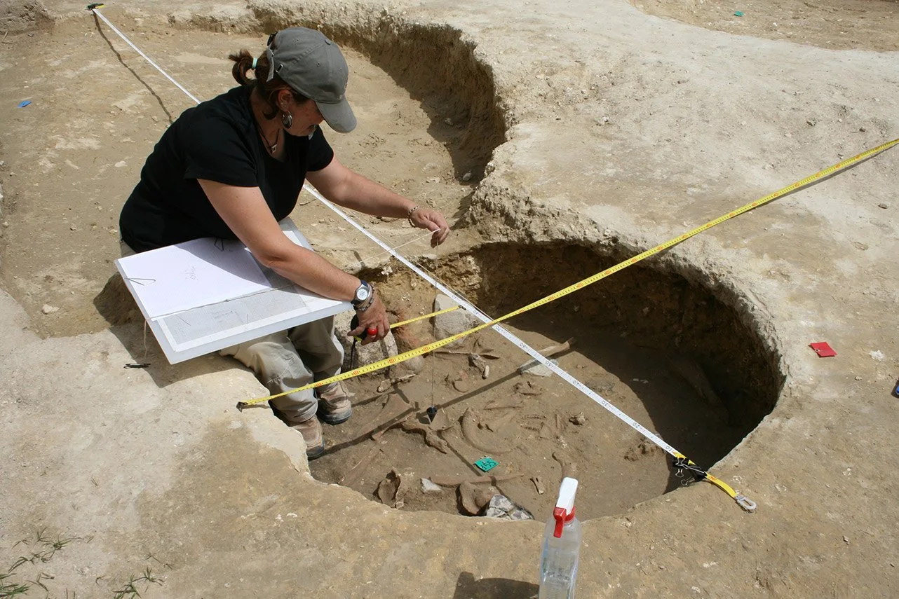 Trabajo de campo de Ana Pajuelo en el yacimiento de Valencina de la Concepción