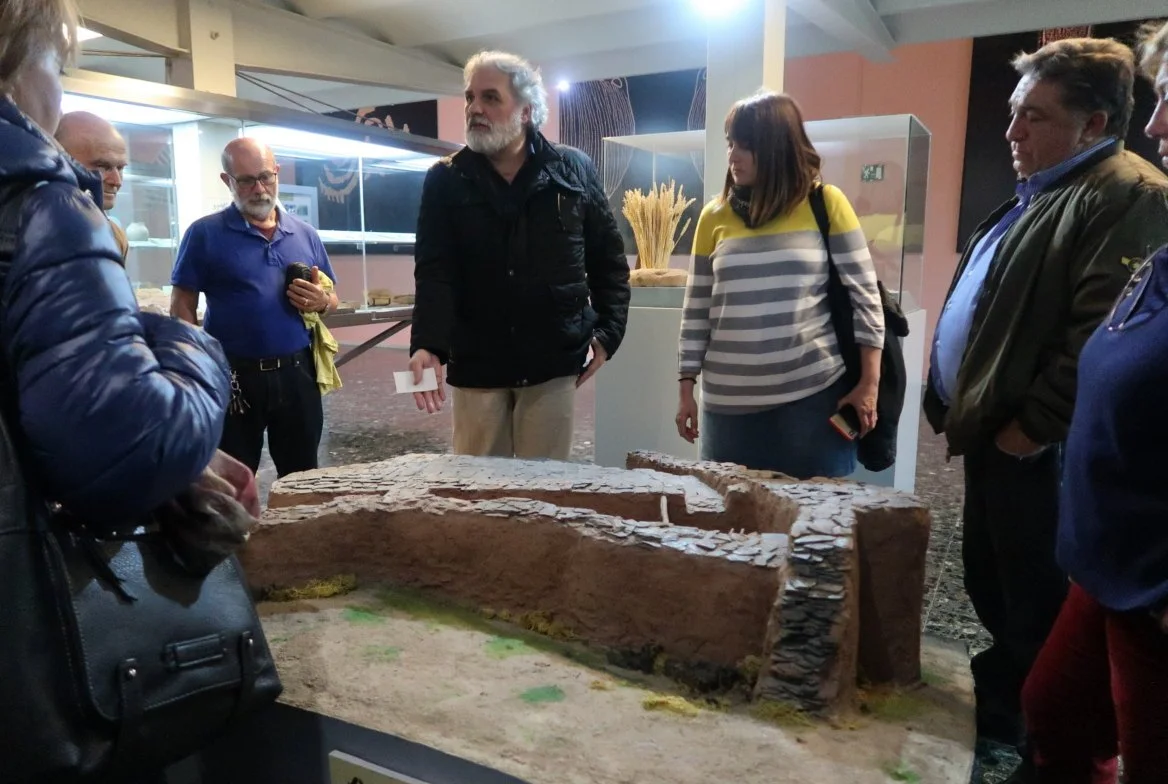 Georgeos nos explica la maqueta de una vivienda argárica
