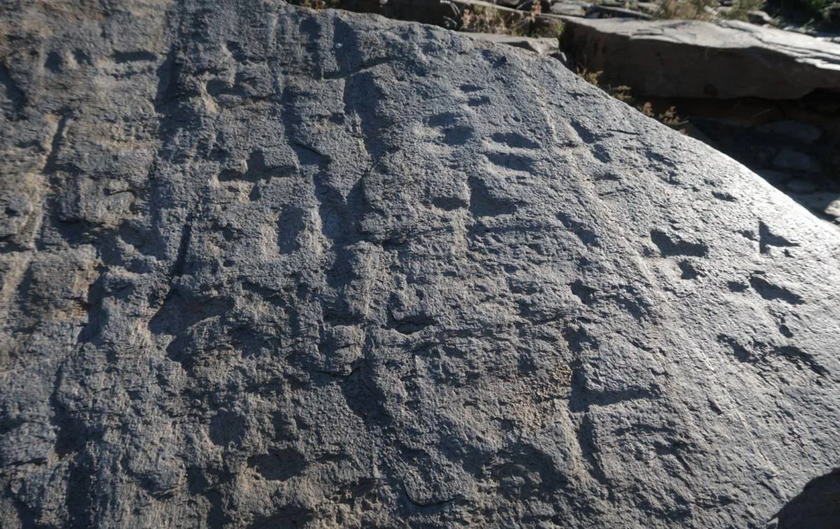 Piedra de las Pezuñas, necrópolis de Los Milanes, Abla