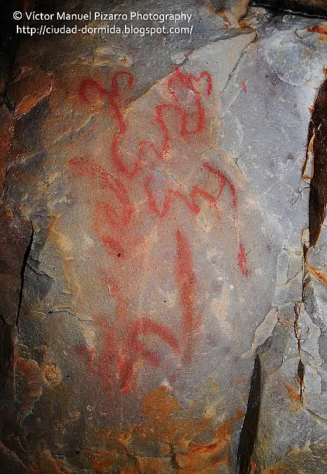 Signos lineales ELTAR en la Cueva de Los Cabritos, Sierra de Las Villuercas, Ibores, Jara Berzocana (Cáceres). Foto: Victor Manuel Pizarro (http://ciudaddormida.blogspot.com.es)