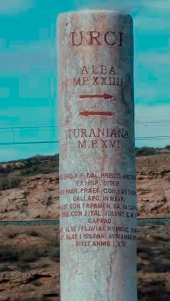 Reproducción de un miliario romano en la rotonda de acceso a el Chuche con las distancias desde Urci a Alba y Turaniana. En el mismo se recoge la inscripción funeraria de Publio Valerio Prisco