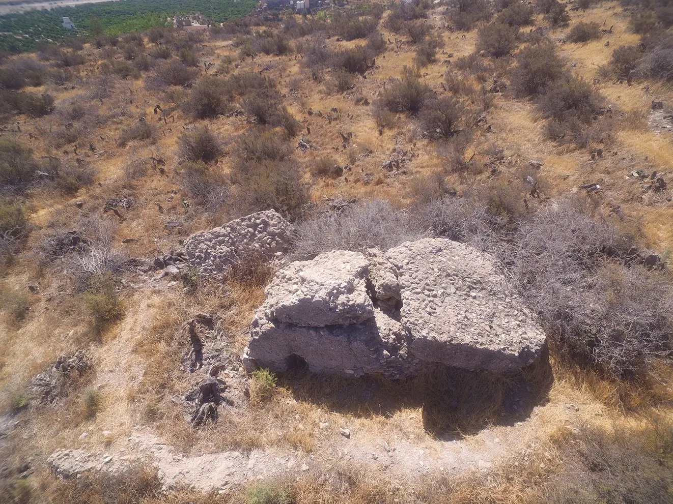 Vista cercana de la posible cisterna. Nótese el orificio inferior en el cual podría situarse la salida del agua