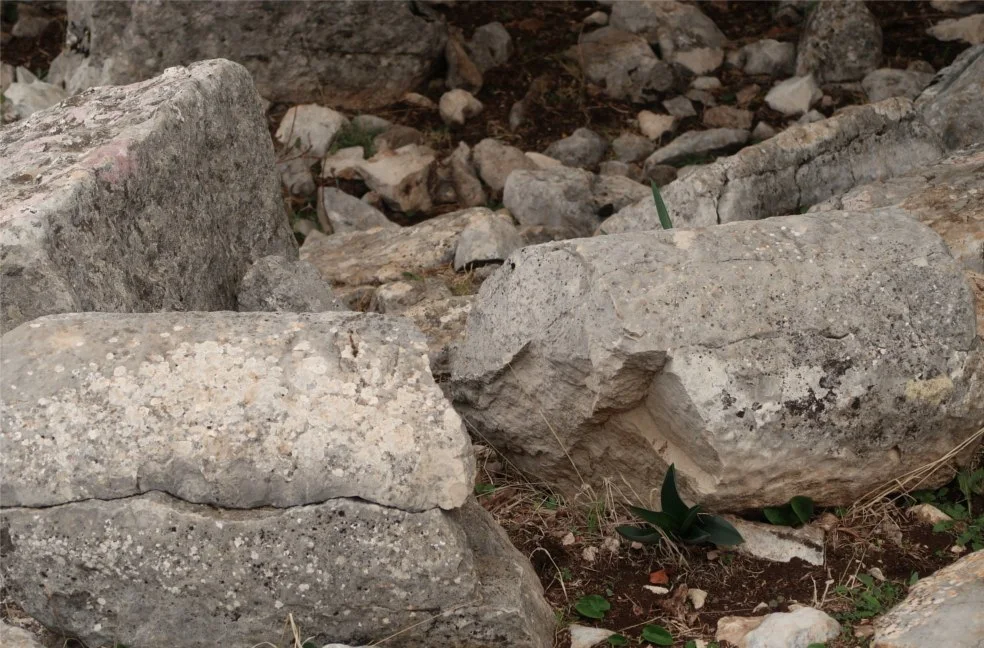 Posible menhir tallado de forma cilíndrica junto a gran bloque con esquinas bien delimitadas