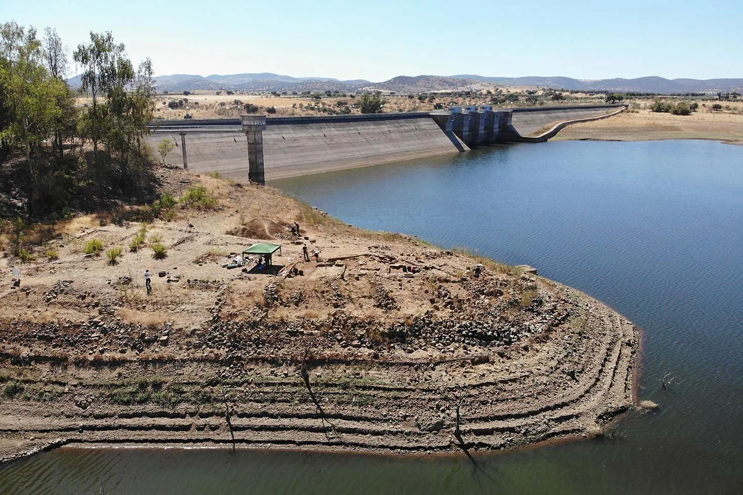 Vista aérea del yacimiento arqueológico de Belmez (Córdoba), rodeada del agua del pantano de Sierra Boyera / El País - PACO PUENTES