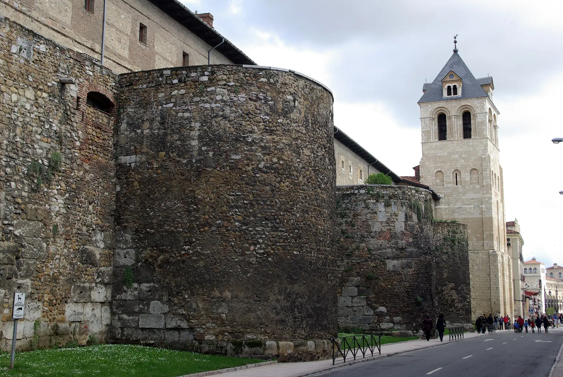 Muralla romana junto a San Isidoro, León