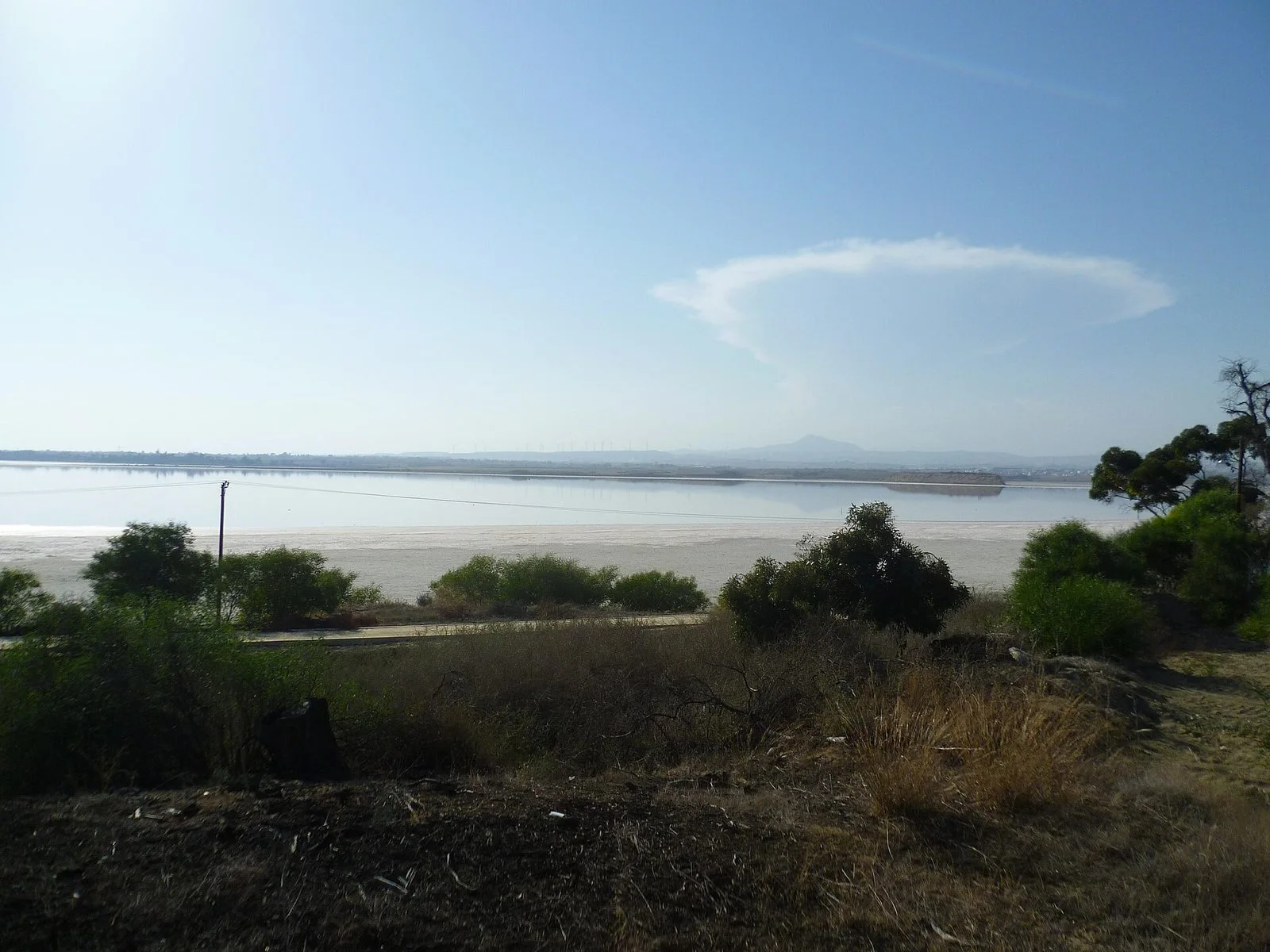 Lago salado de Lárnaca, en la zona costera donde se encuentra Hala Sultan Tekke