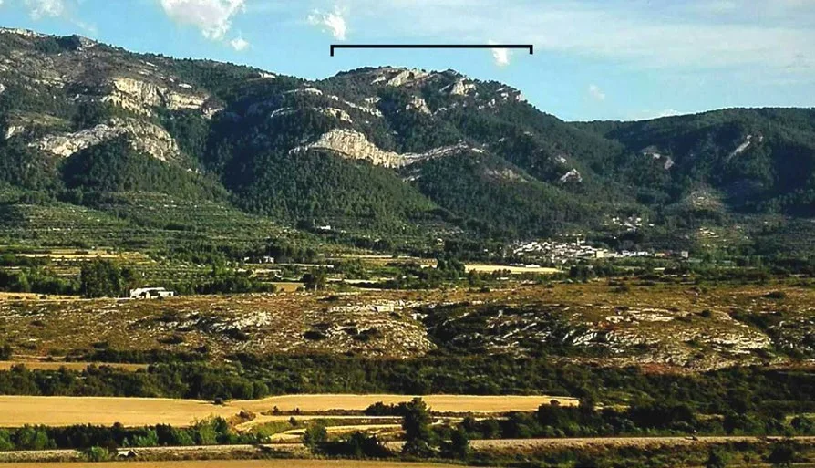 El Cabeço de Mariola visto desde la Valleta d’Agres, con el emplazamiento marcado sobre la cumbre