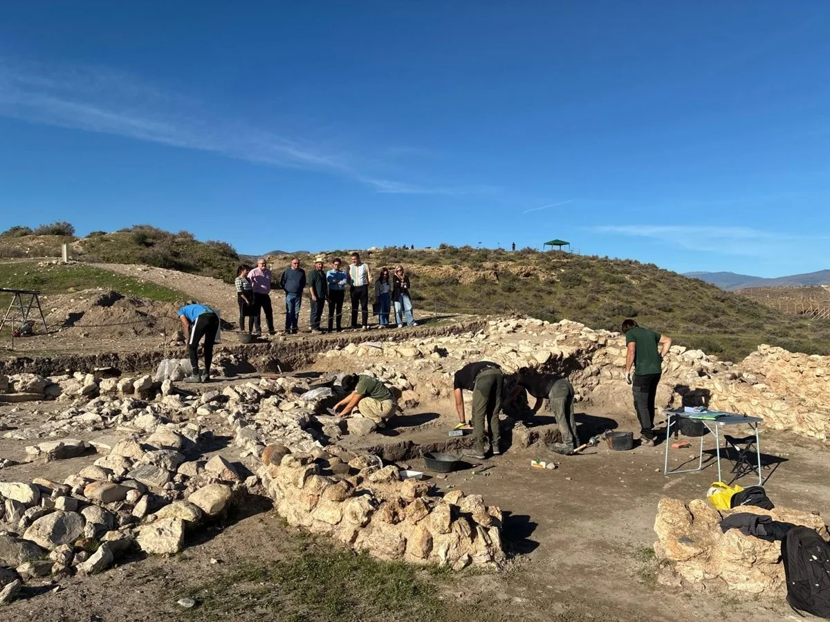 Excavación entre estructuras de piedra del enclave arqueológico de Los Millares.