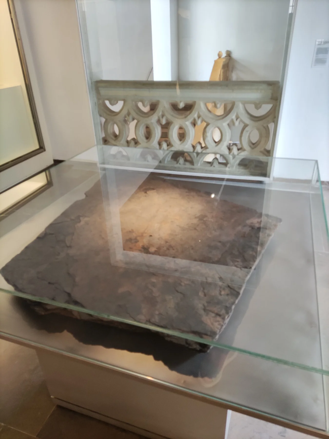 Estela de la necrópolis megalítica de Fonelas en el Museo Arqueológico de Granada