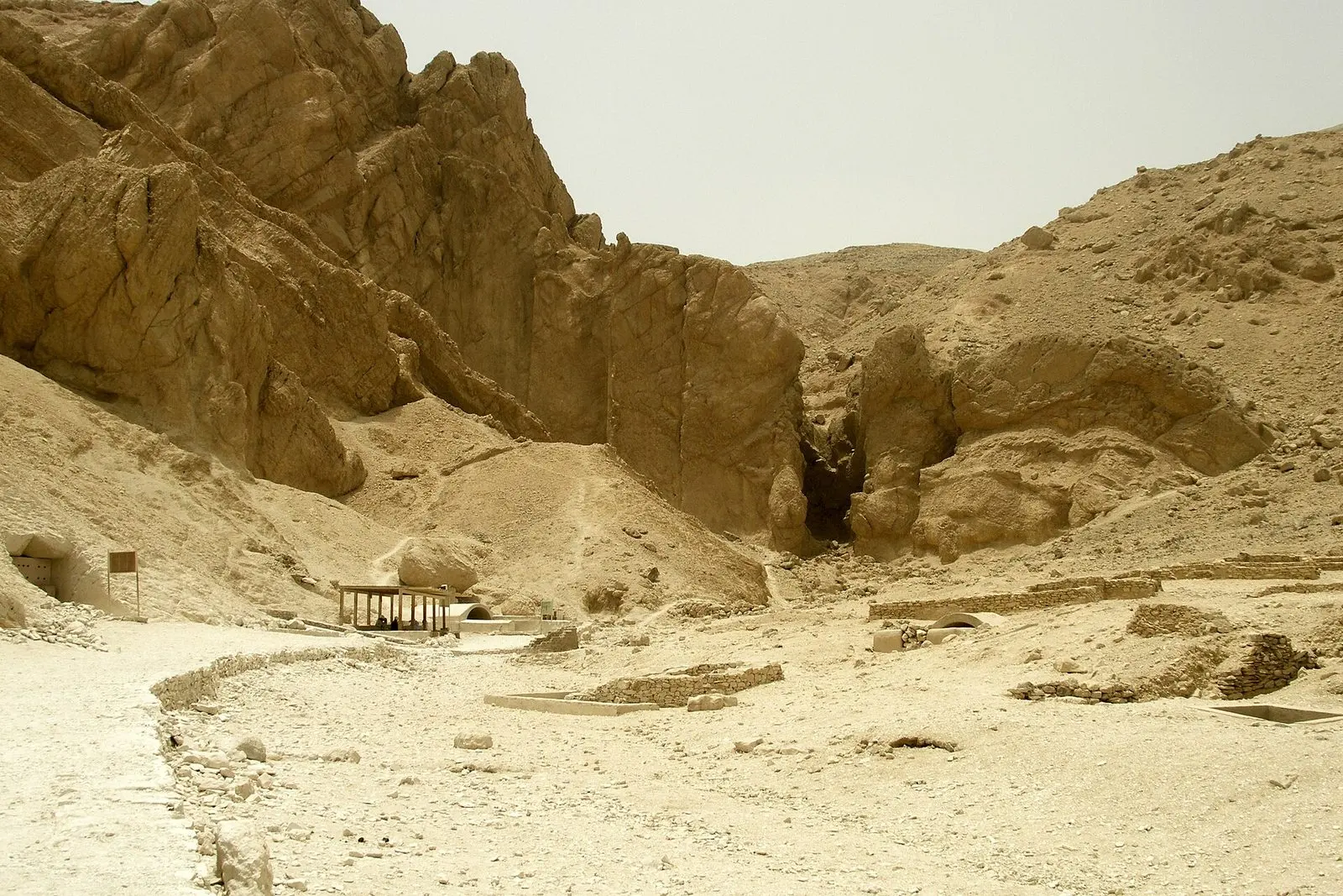 Paisaje rocoso y tumbas del Valle de las Reinas, en la orilla occidental de Luxor