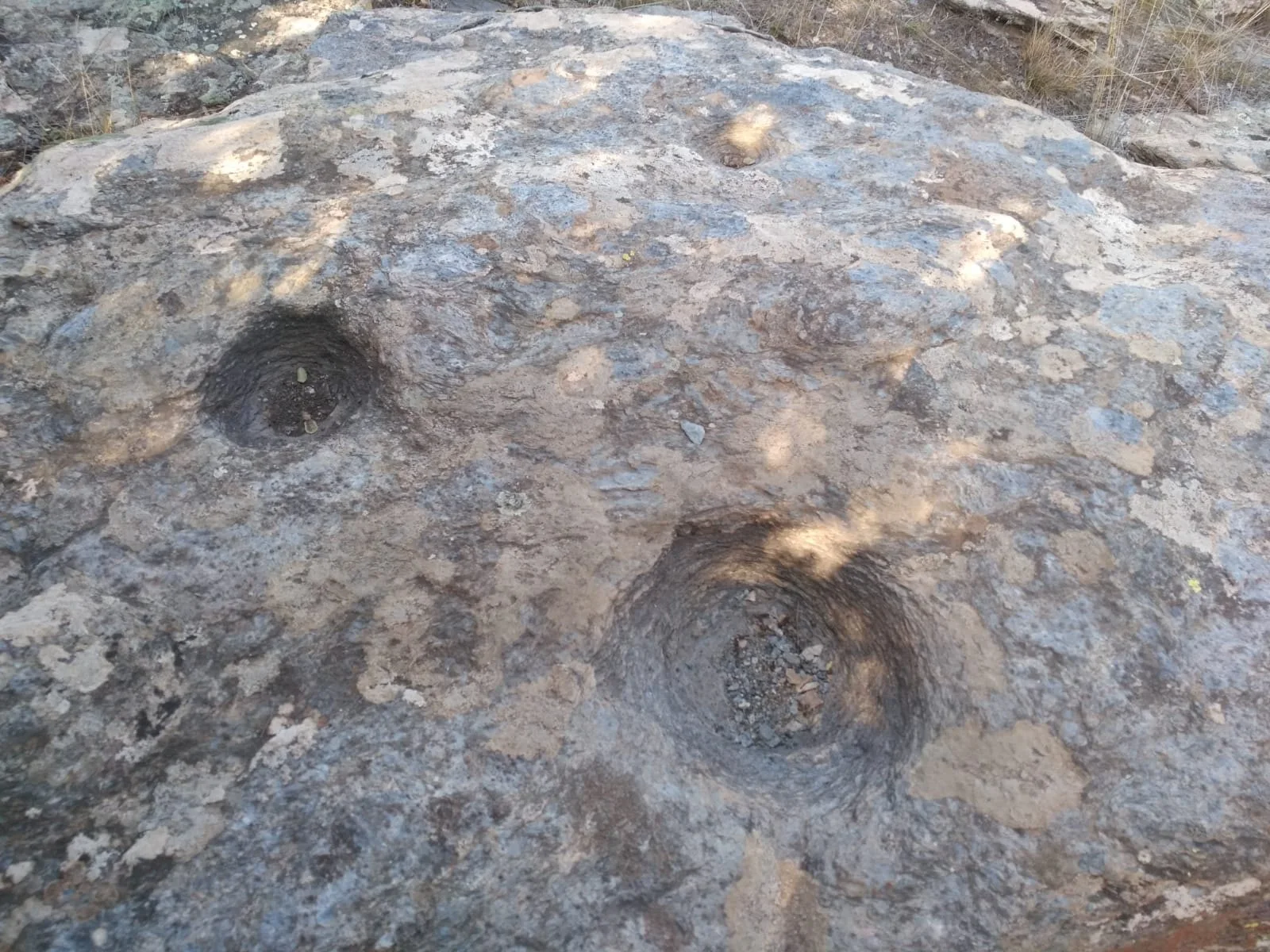 Agujeros tallados en la roca