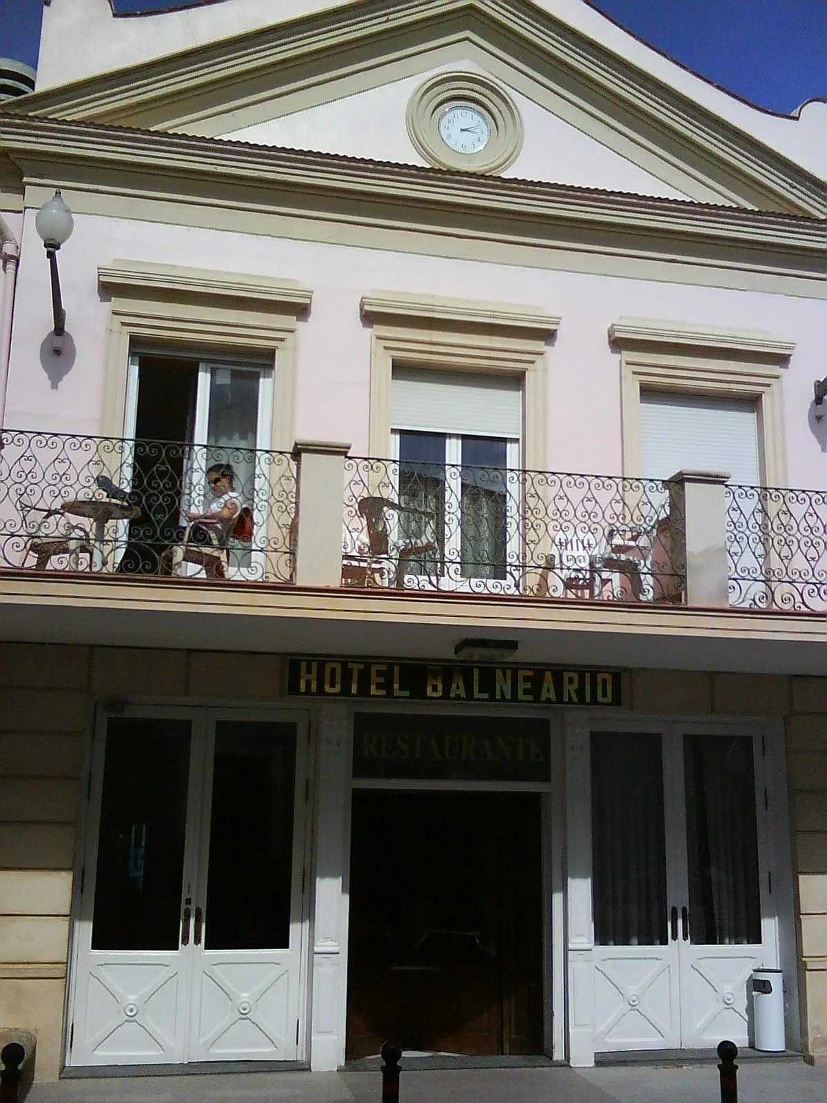 Fachada del Hotel Balneario de Fortuna, con un balcón sobre la entrada.