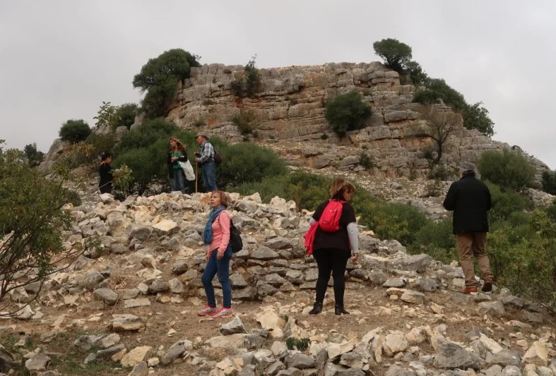 Colina artificial y tramo de piedra conservado, posible dolmen o bastión defensivo