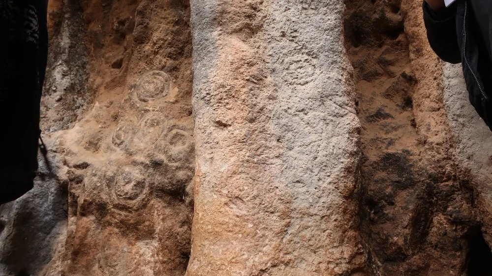 Diferentes grabados con formas de círculos concéntricos. Barranco de La Tinaja, Otiñar