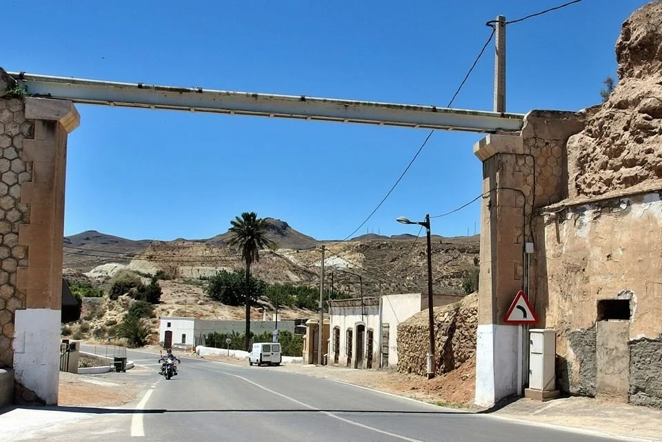Acueducto sobre la barriada del "El Chuche". Este acueducto rodea el Cerro del Chuche/Paredón aprovechando quizás el antiguo trazado del que comunicaba Urci con el nacimiento de Araoz. Autor: Nip Katua, wikiloc.es