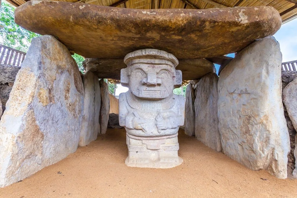 Monumento megalítico de tipo "dolmen" con estatua. Parque arqueológico de San Agustín, Huila, Colombia - Imagen de Pablo Novoa