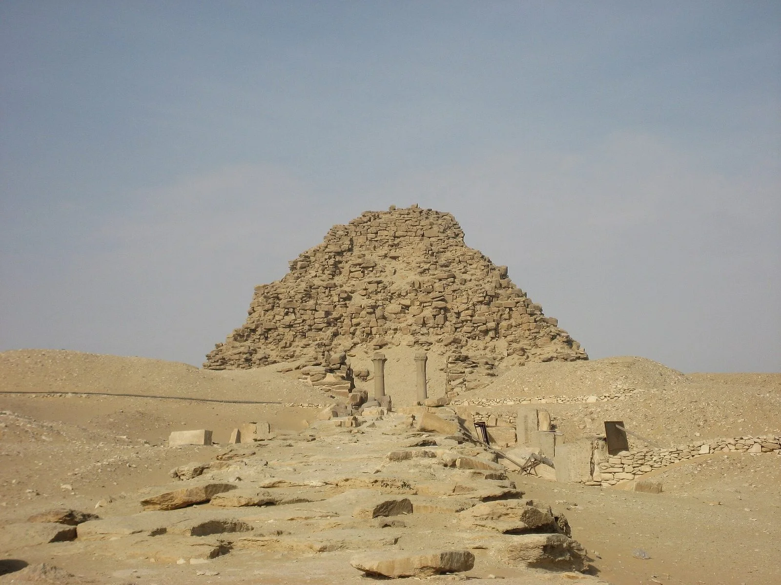 Exterior de la pirámide de Sahura en Abusir