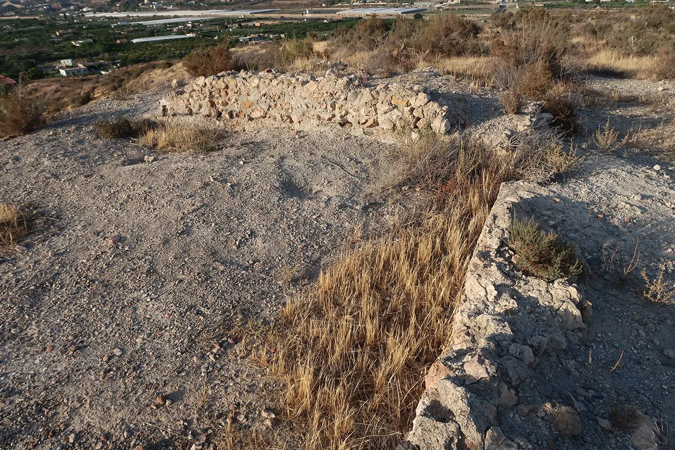 Edificio excavado situado en la vertiente oeste del Cerro del Paredón