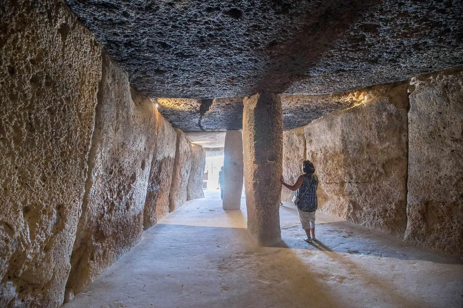 Interior del dolmen de Menga, con grandes ortostatos, pilares y losas de cubierta