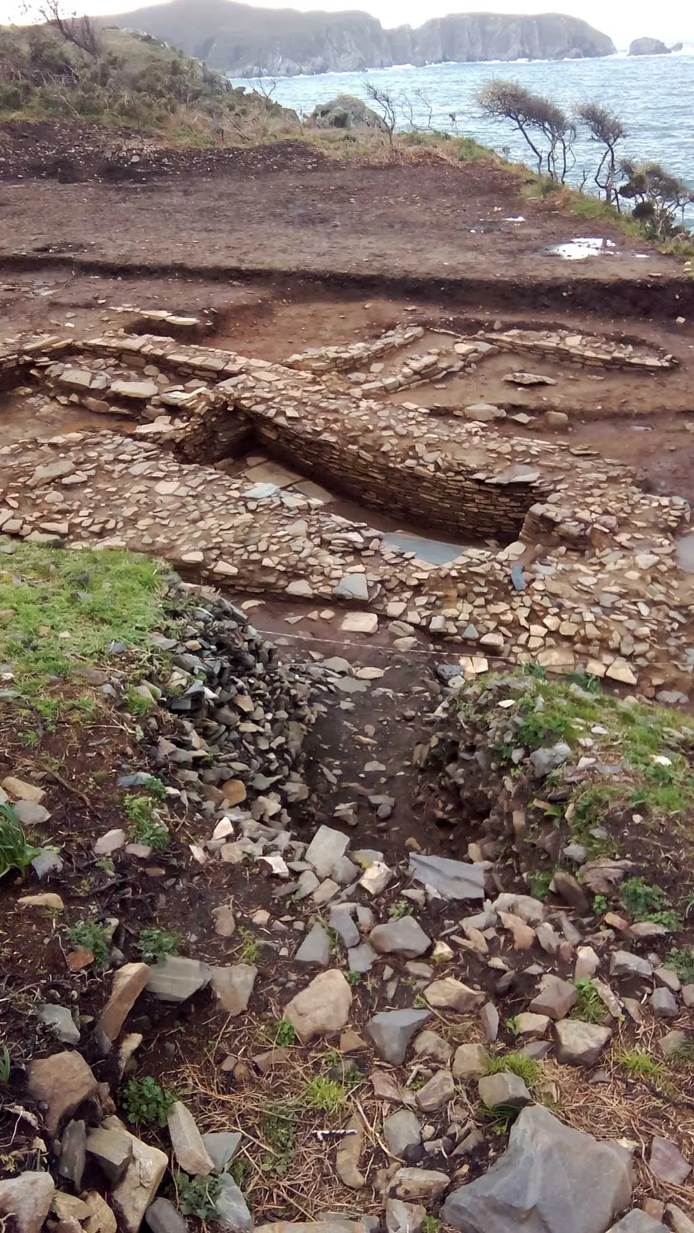 Estructuras de piedra excavadas en Campo do Castro, Sarridal, Cedeira; fotografía contextual.