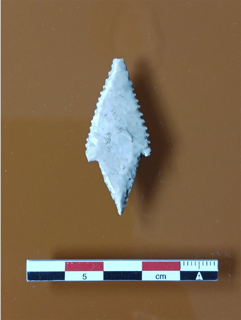 Punta de flecha pedunculada hallada en la excavación. Fuente: Grupo de investigación GEA