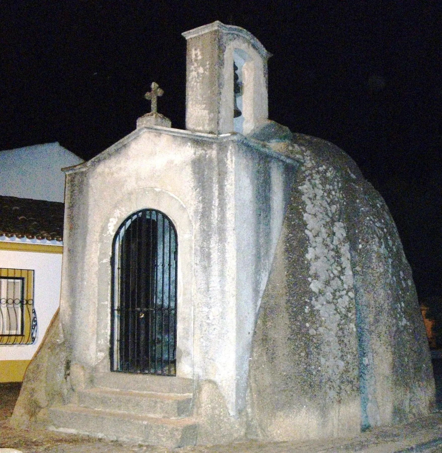 Anta de Pavia, adaptada como capilla de São Dinis, en el municipio de Mora