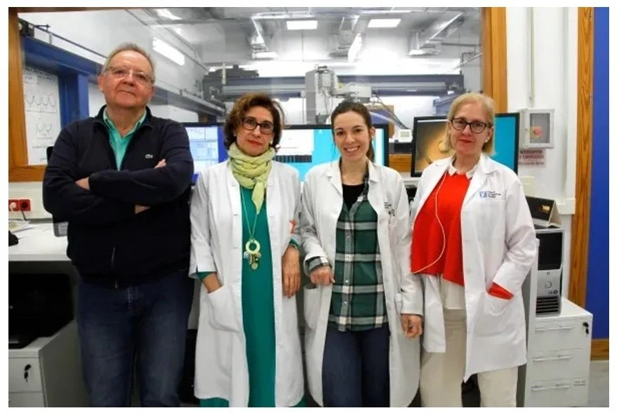 Fotografías del equipo de geocronología que ha llevado a cabo este trabajo, dirigido por Fernando Bea y Pilar González Montero, catedráticos de Mineralogía y Petrología de la Universidad de Granada.