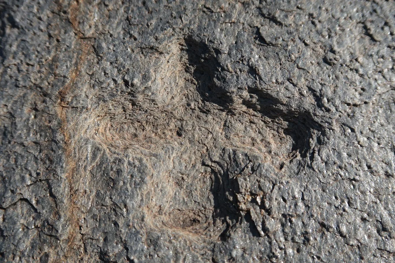 Piedra de Las Pezuñas, necrópolis de Los Milanes, Abla