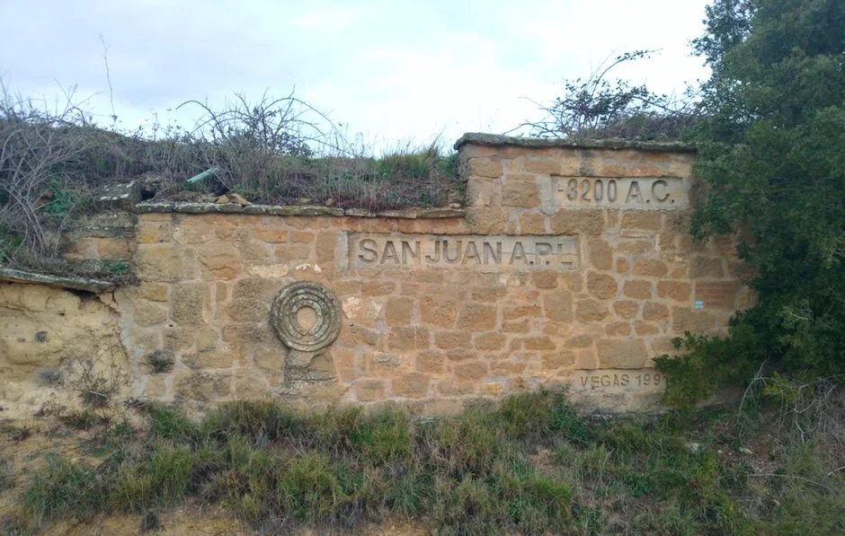 Acceso señalizado al abrigo arqueológico de San Juan ante Portam Latinam