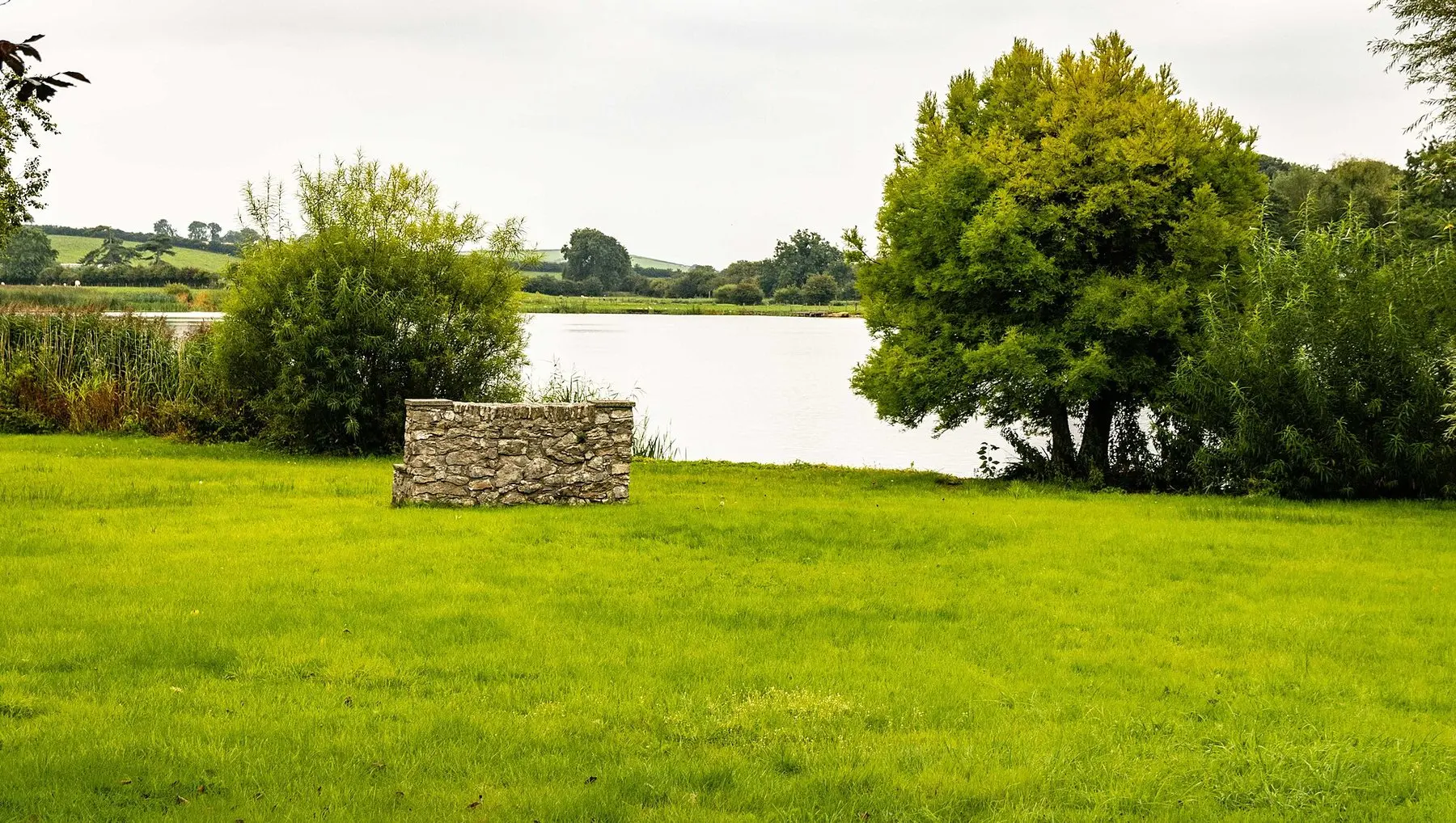 Paisaje de Urswick Tarn, junto a Great Urswick en Cumbria