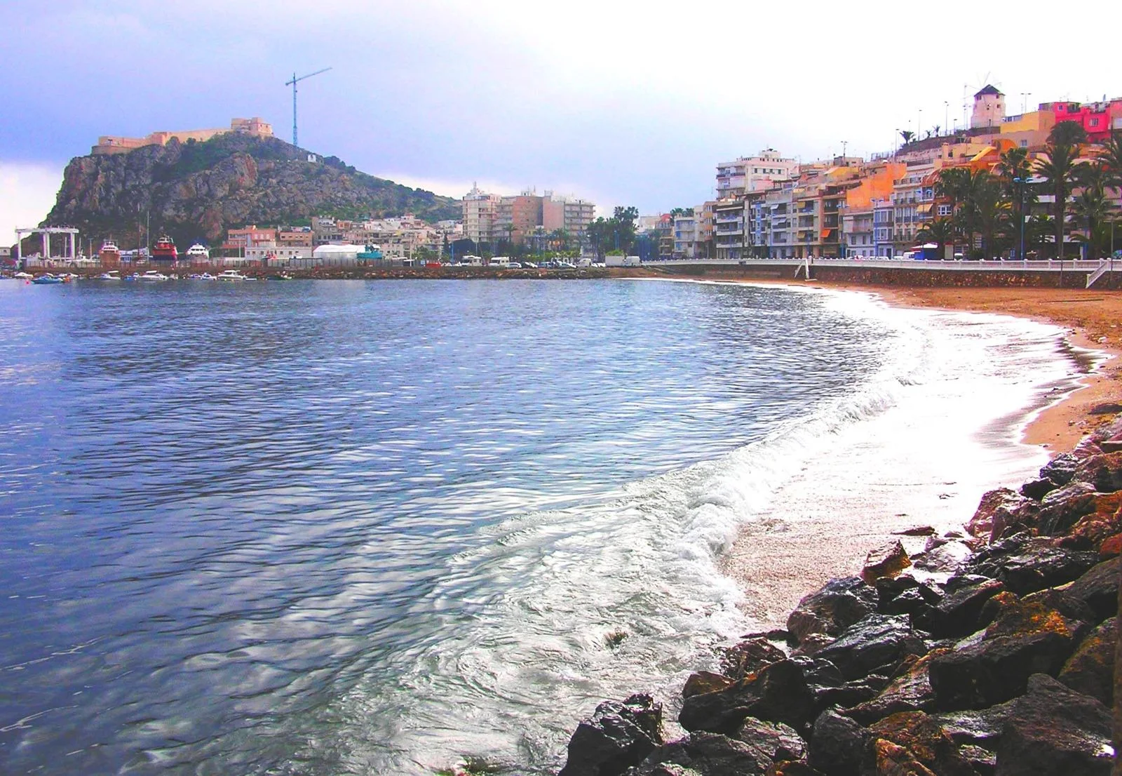 Vista de Águilas, su puerto y el castillo de San Juan