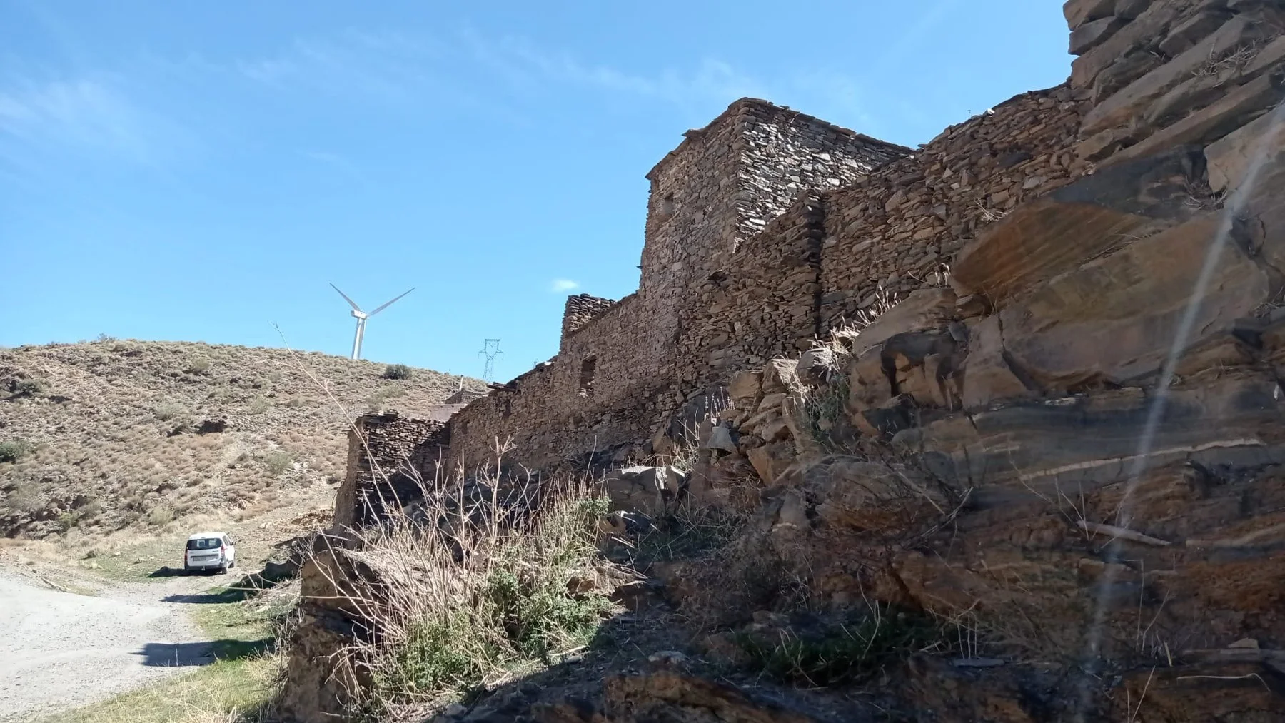 La pedanía de Los Milanes, perteneciente al municipio de Abla. Viviendas tradicionales de piedra y pizarra