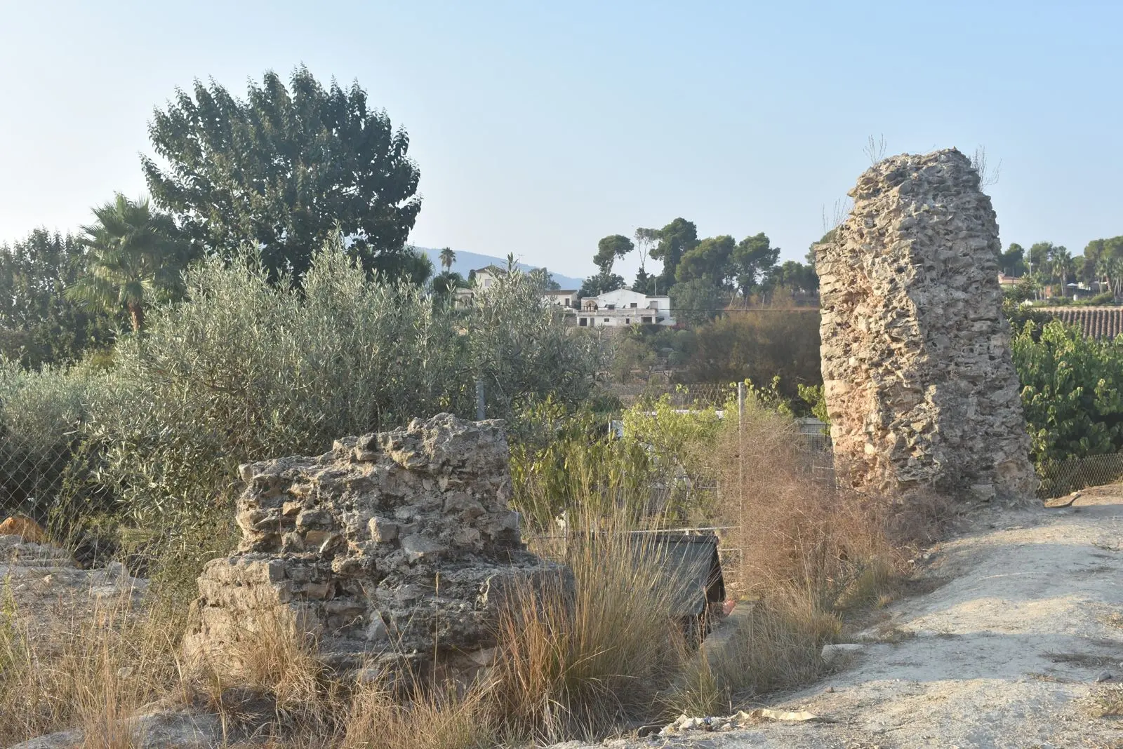 Pilares conservados del acueducto romano de Altea