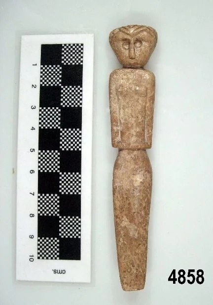 Ídolo de la Edad del Cobre con figura femenina hallado en Marroquíes Bajos. Fuente: juntadeandalucia.es