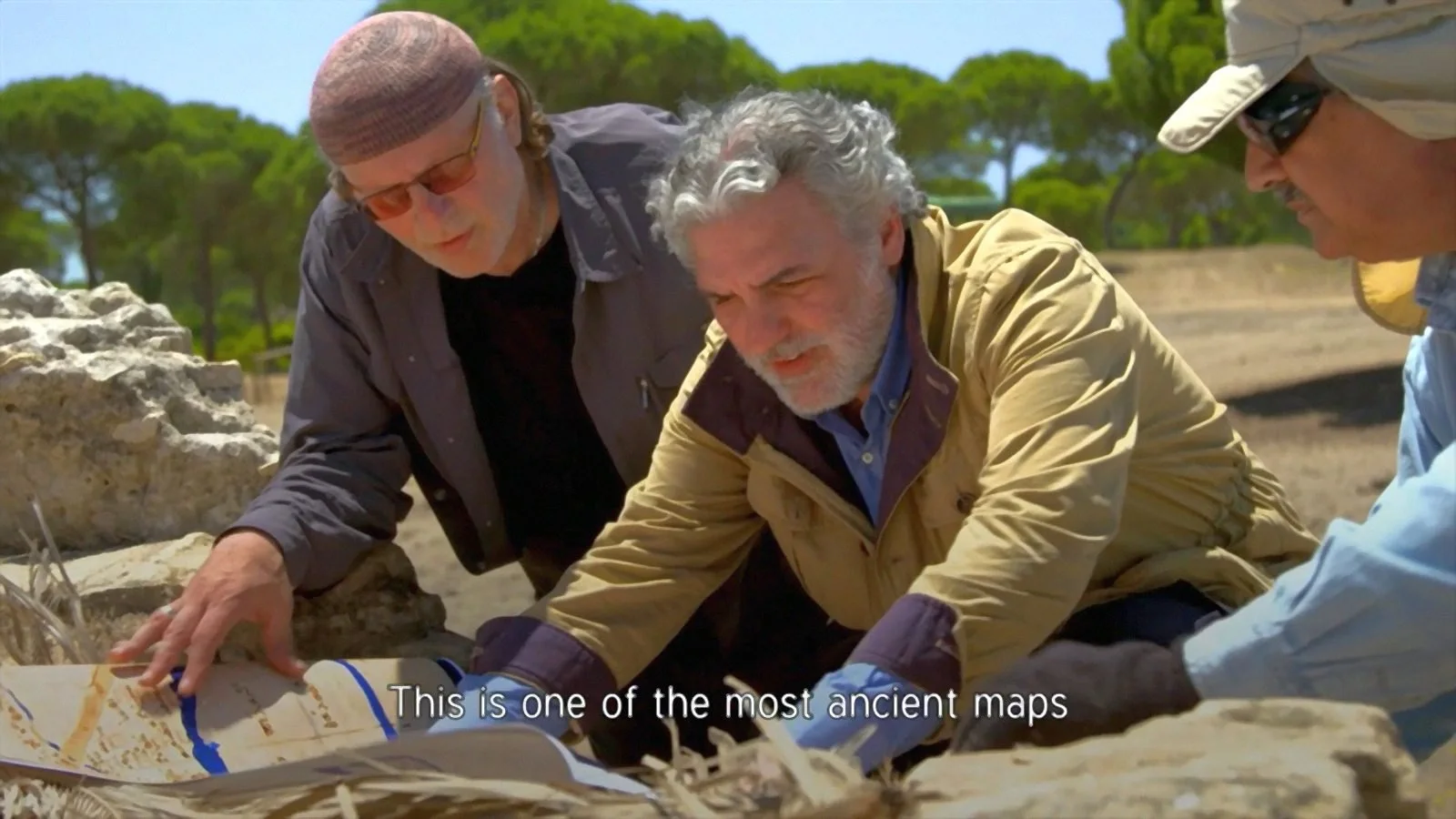 Escena del documental "El Resurgir de la Atlántida". Georgeos muestra un mapa bizantino a Simcha Jacobovici y Richard Freund - Fuente: IMDB