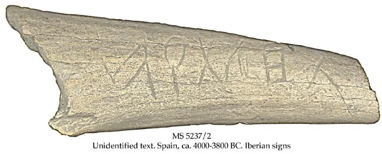 Hueso con grabados de escritura reconocidos e identificados como pertenecientes a un signario Ibero-Tartésico por Díaz-Montexano con una datación de 4000-3800 años a.C. Actualmente se expone en la Biblioteca Nacional y el Instituto de Paleografía y Filología Histórica de Oslo, siendo reconocida la interpretación como "ATAL TARTE"
