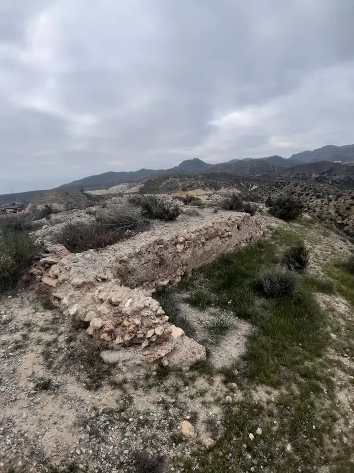 Restos de edificio en el cerro del Paredón. Fotografía de Arturo Ortiz