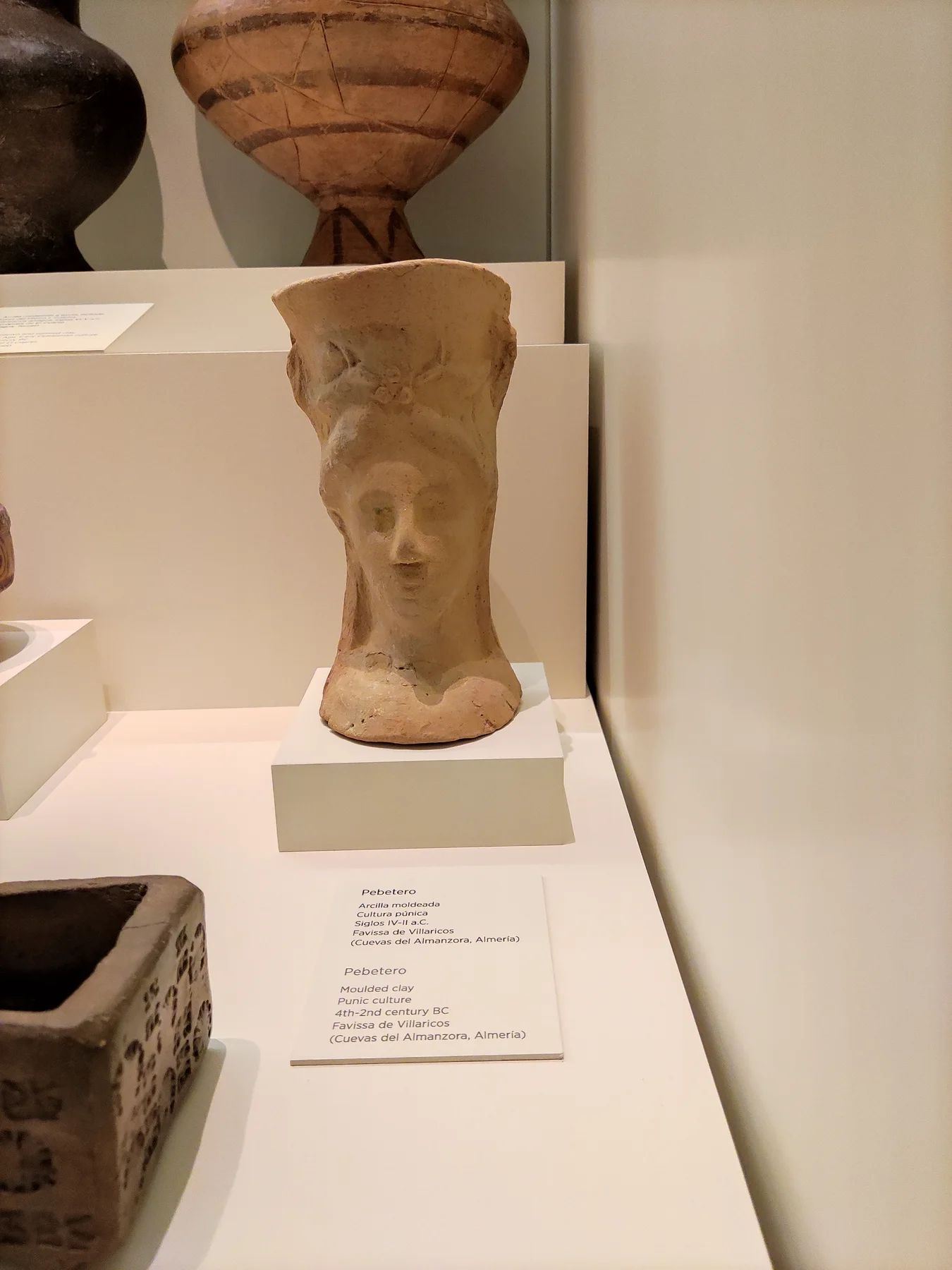 Pebetero púnico procedente de Villaricos, conservado en el Museo Arqueológico Nacional