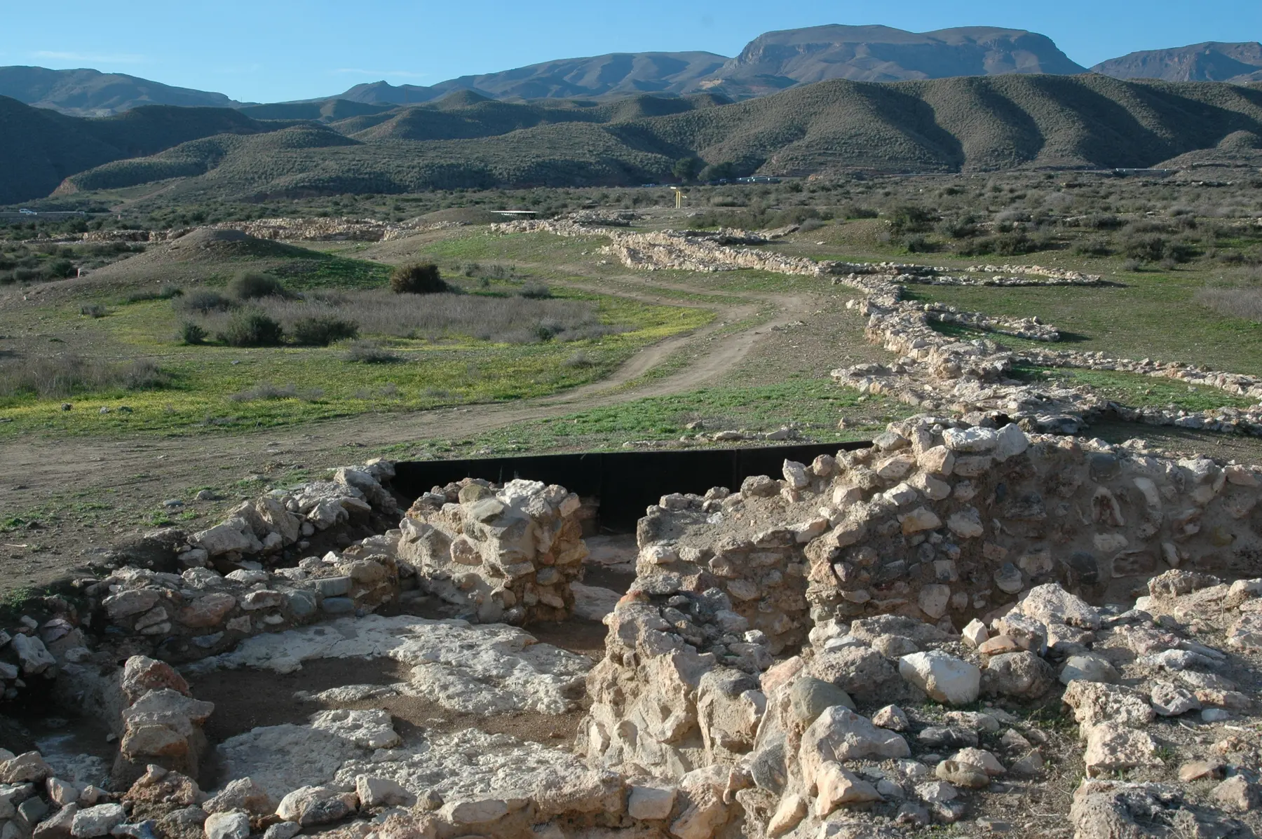 Tramo de la línea I de las murallas de Los Millares visto desde el norte.