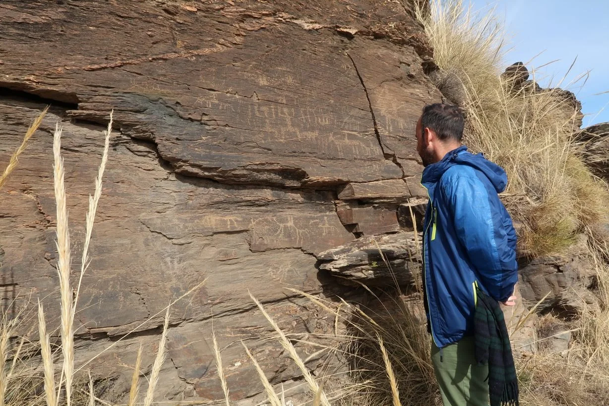 Nuestro amigo Ramón junto a los grabados rupestres de Piedra la Romana, Castro de Filabres