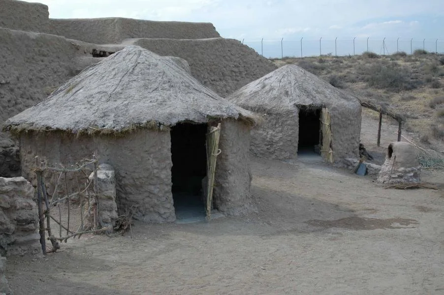 Reconstruccción de conjunto de cabañas y muralla en Los Millares - Fuente: Junta de Andalucía