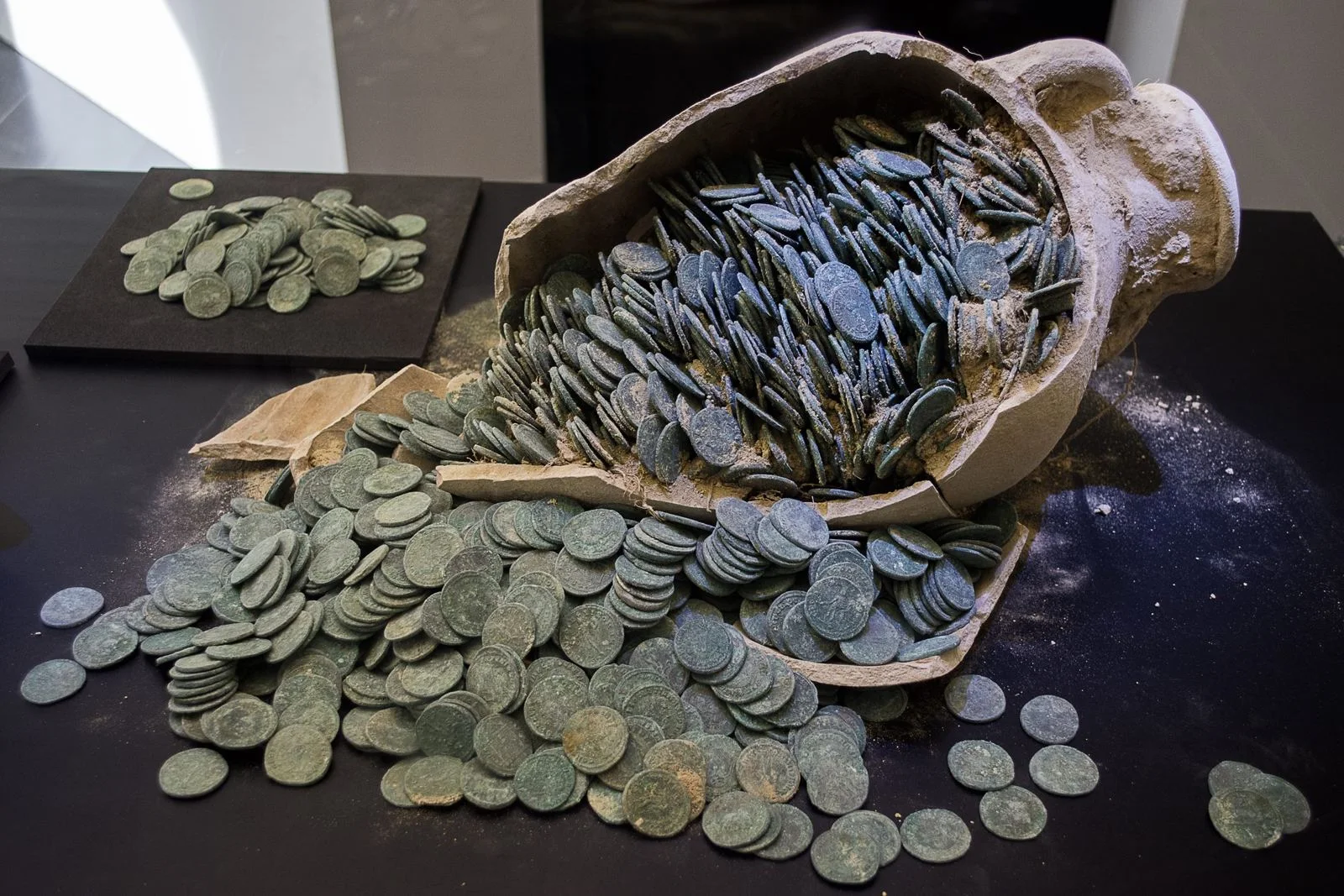 Ánforas y monedas del tesoro romano de Tomares