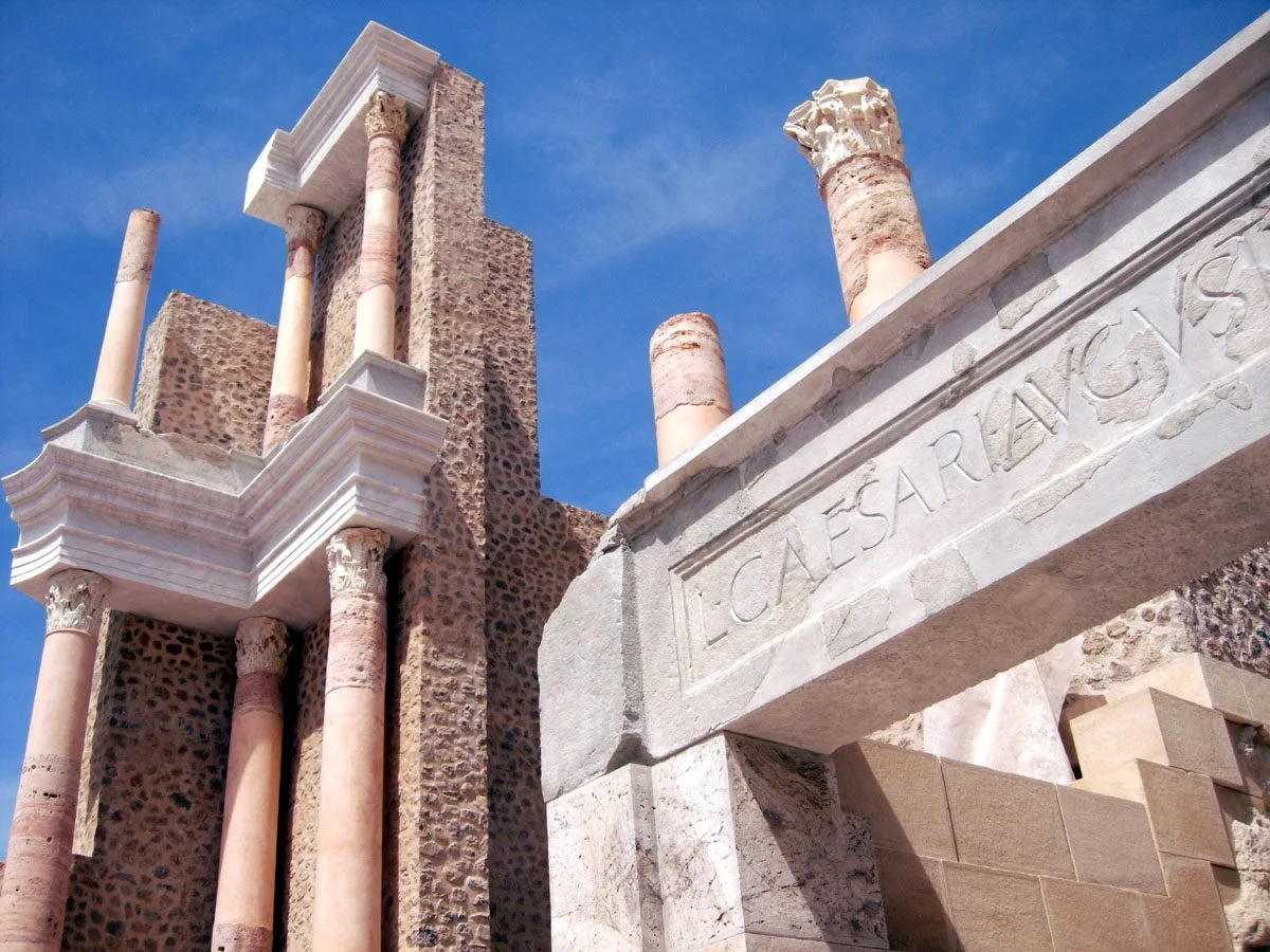 Columnas y tramo restaurado del teatro romano de Cartagena bajo cielo azul