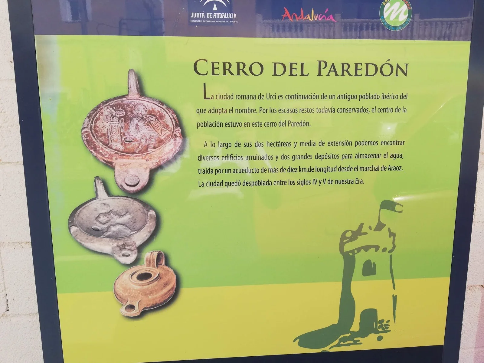Cartel explicativo del Cerro del Paredón en la barriada del Chuche donde se destacan las antiguas lucernas de aceite ricamente decoradas. Fuente: patrimonioalmeriensepuebloapueblo.blogspot.com