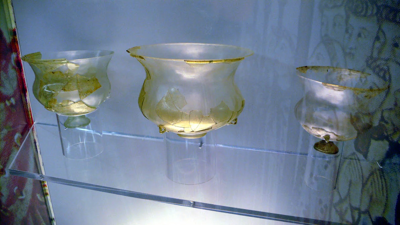 Lámparas medievales de vidrio de la sinagoga de Lorca expuestas en una vitrina.