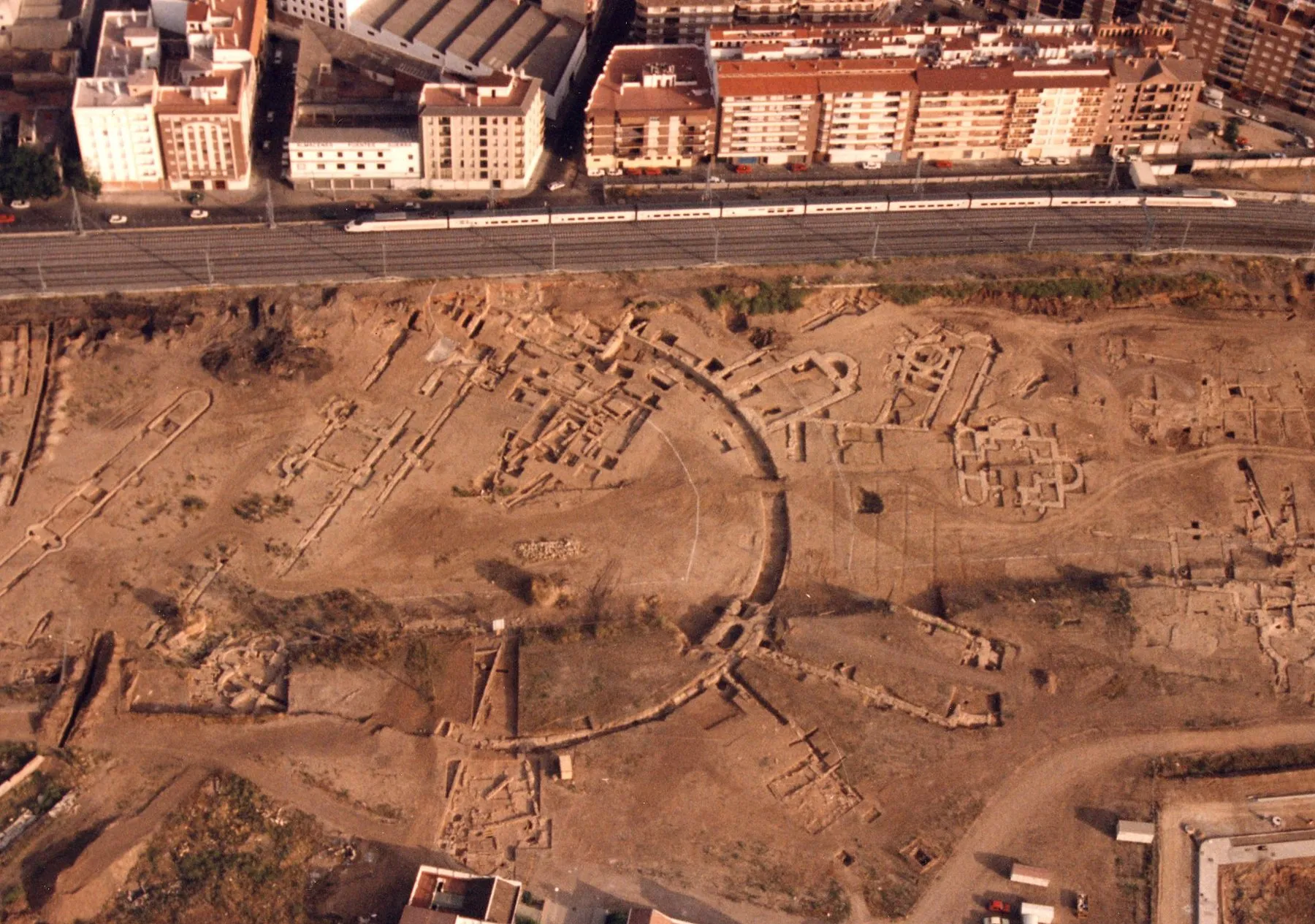 Vista aérea de la zona palatina del yacimiento de la Cercadilla, el 22 de mayo de 1991, dos días antes de la entrada de las excavadoras.RAFAEL HIDALGO/ELPAIS