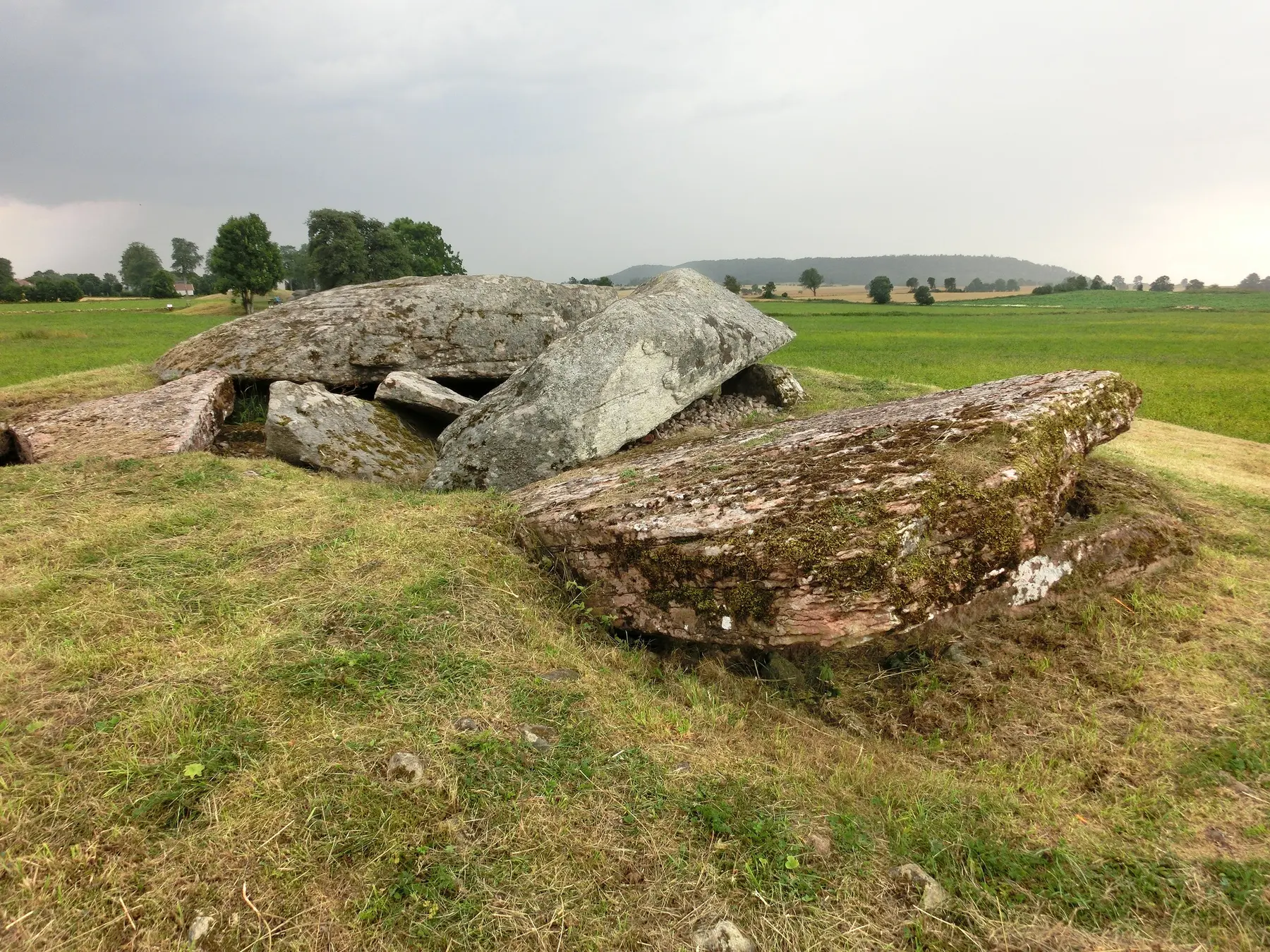 Tumba de corredor de Logården, Karleby, Suecia